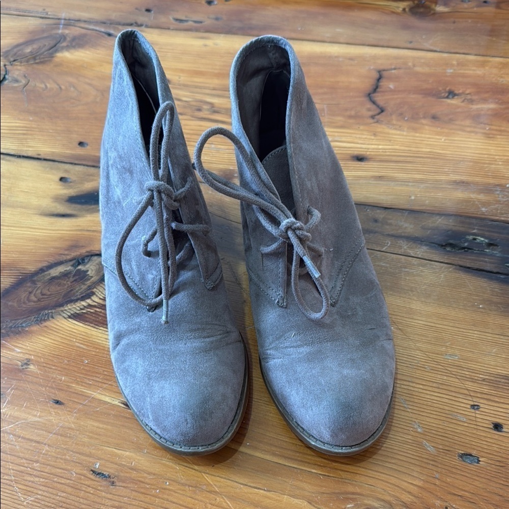 Carlos Gray Lace Up Boots with Suede Texture and Ankle Height Size 8.5